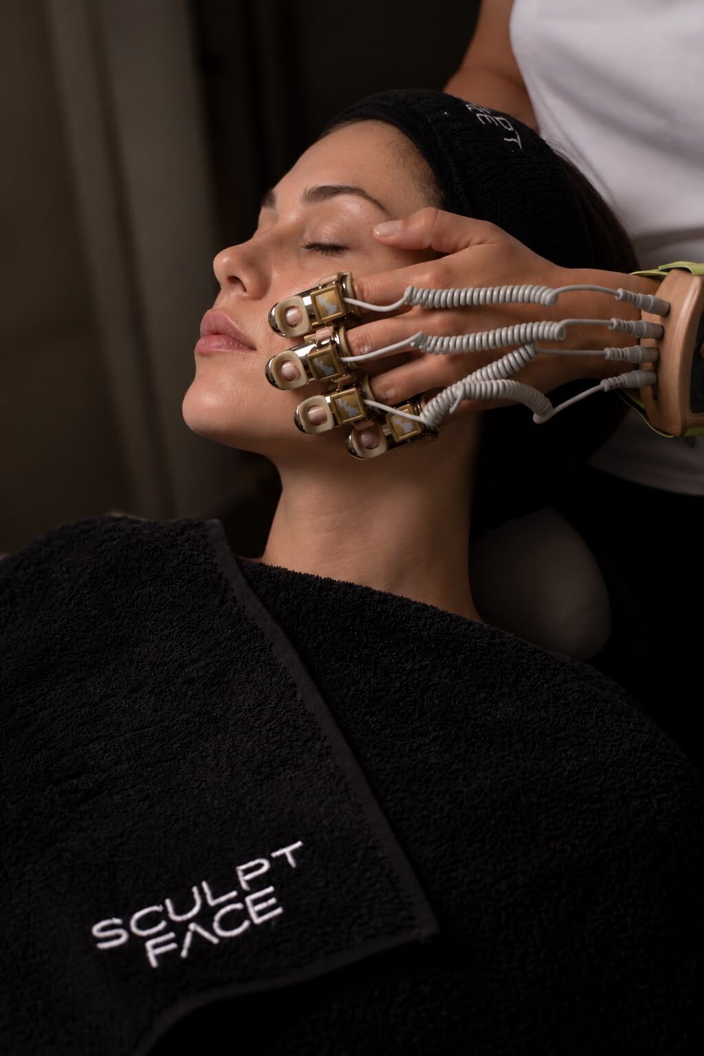 Sculpt Lift Method — EMS elektrotlarıyla yüz uygulaması