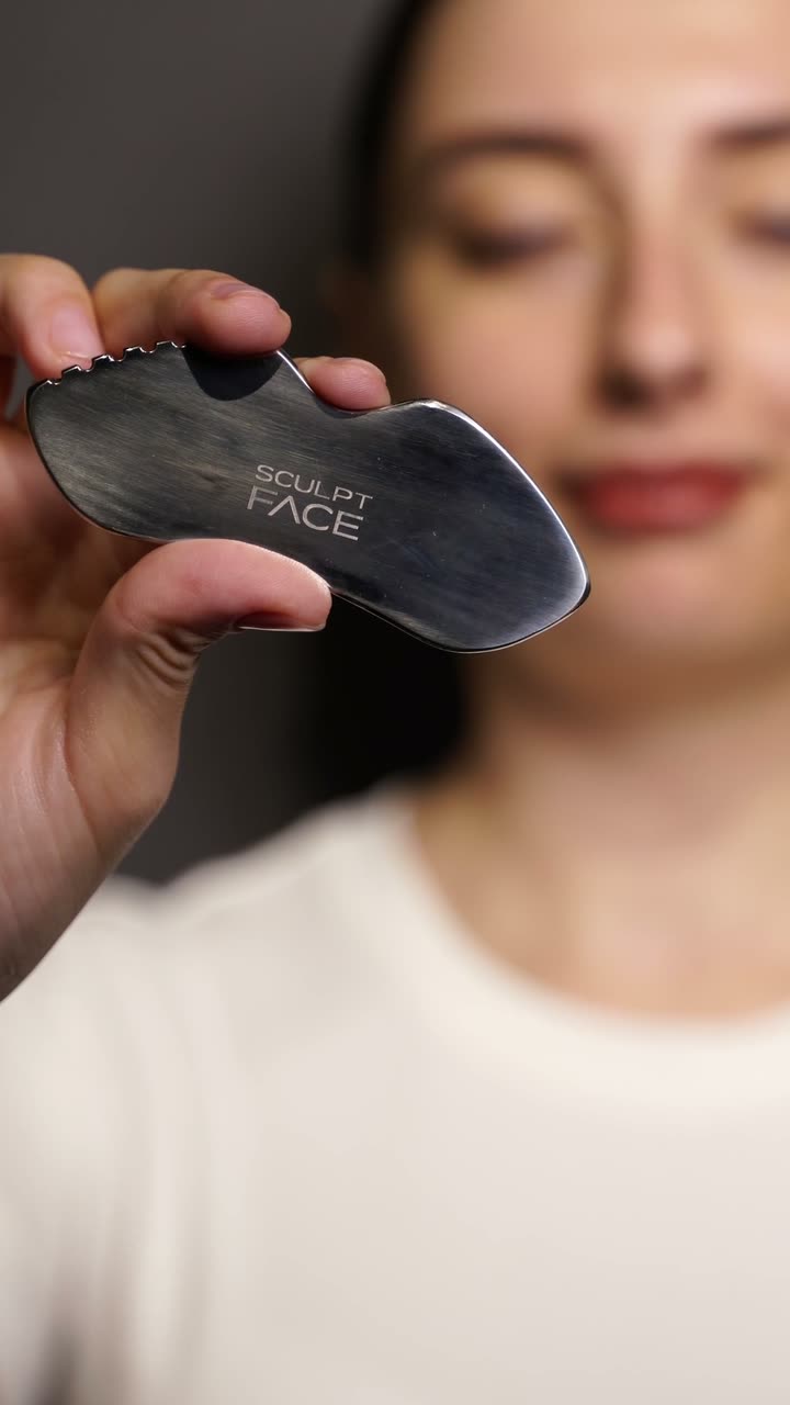 Sculpt Gua Sha ile yüz uygulaması